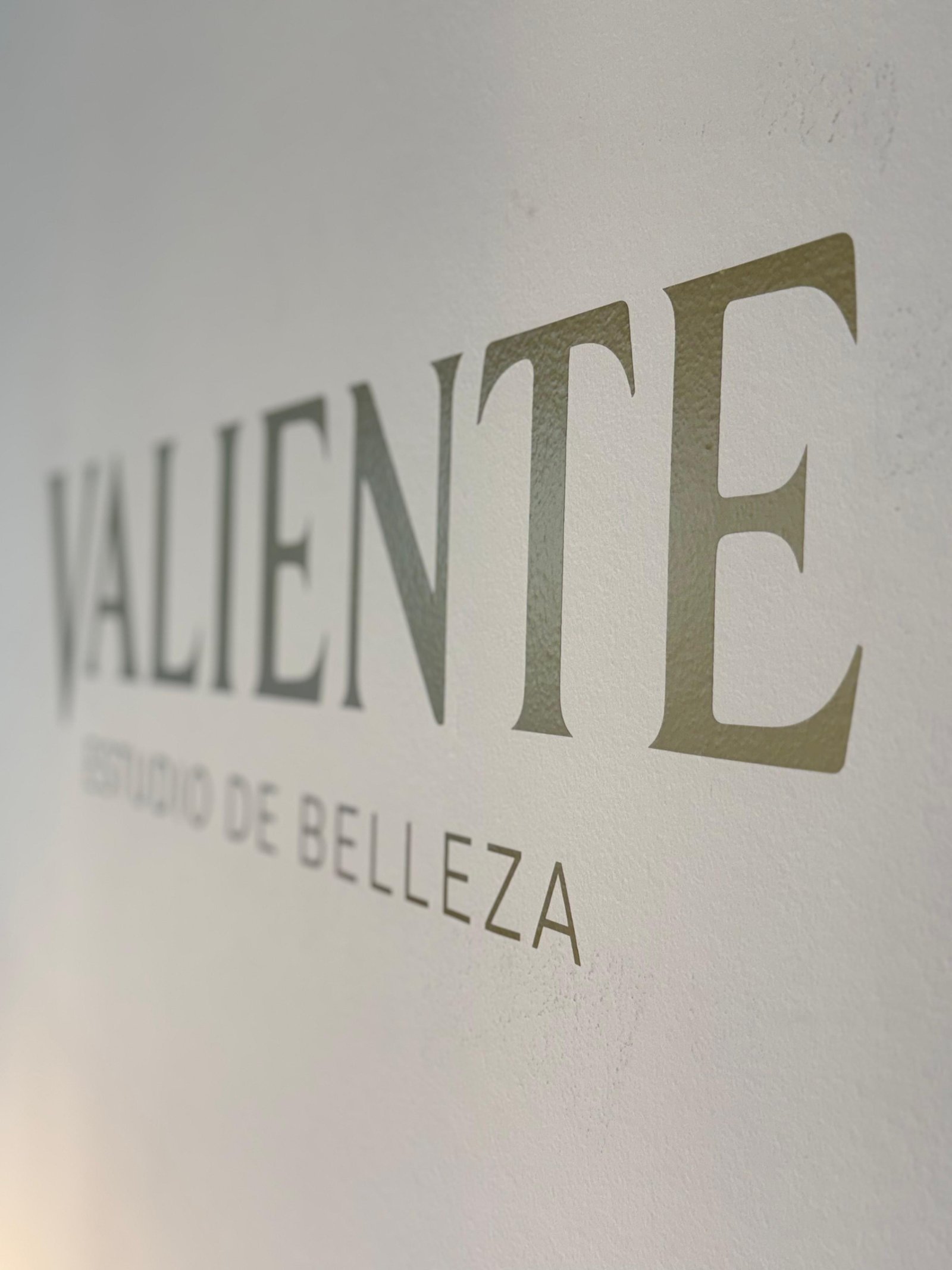 Logo Valiente estudio de belleza